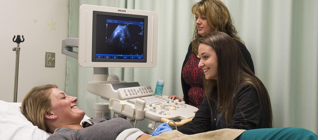 学生s performing an ultrasound